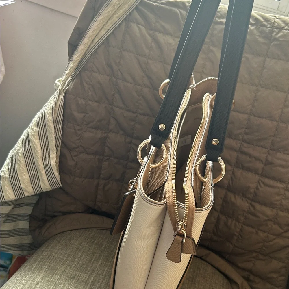GUESS Beige and Cream Shoulder Bag - Picture 5 of 7